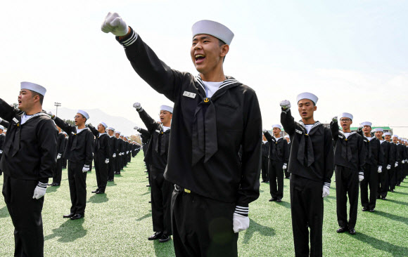 12일 경남 창원시 진해구 해군교육사령부 기초군사교육단 연병장에서 열린 ‘해군병 701기 수료식’에서 이등병이 구호를 외치고 있다. 2024.4.12 해군 제공