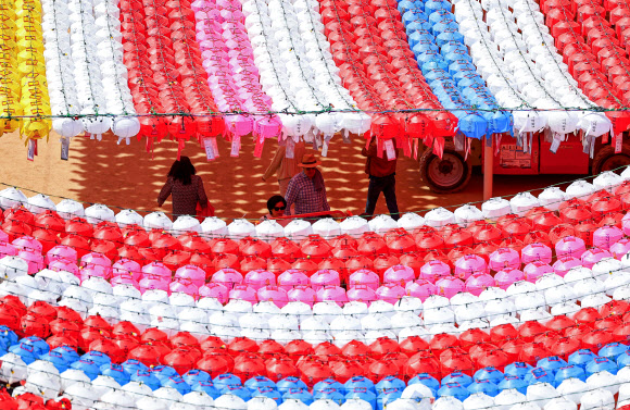 불기 2568년 부처님오신날(5월15일)을 한 달가량 앞둔 12일 오후 서울 종로구 조계사에 알록달록 연등이 설치돼 있다. 2024.4.12 연합뉴스