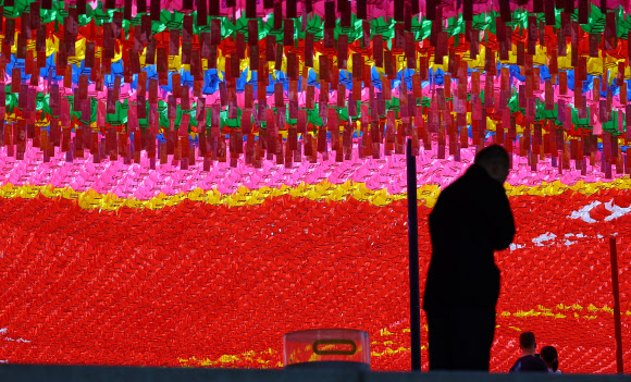 불기 2568년 부처님오신날(5월15일)을 한 달가량 앞둔 12일 오후 서울 종로구 조계사에서 한 불자가 일주문 앞에서 기도를 하고 있다. 2024.4.12 연합뉴스