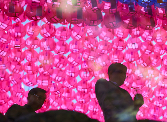 불기 2568년 부처님오신날(5월15일)을 한 달가량 앞둔 12일 오후 서울 종로구 조계사 연못에 연등이 비치고 있다. 2024.4.12 연합뉴스