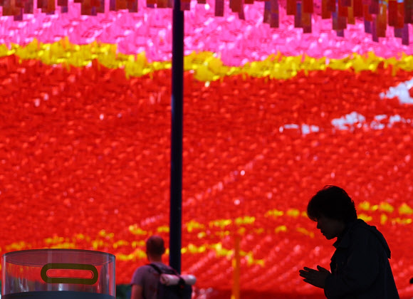 불기 2568년 부처님오신날(5월15일)을 한 달가량 앞둔 12일 오후 서울 종로구 조계사에서 한 불자가 일주문 앞에서 기도를 하고 있다. 2024.4.12 연합뉴스