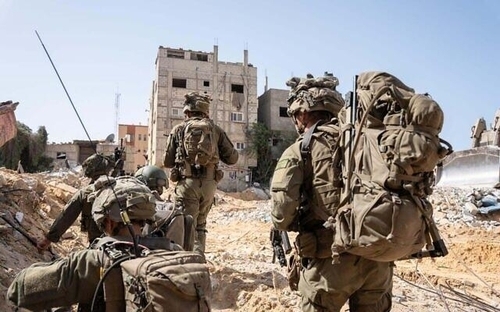 가자지구 남부 최대도시인 칸 유니스에서 작전 중인 이스라엘군 병사들. 이스라엘군 제공