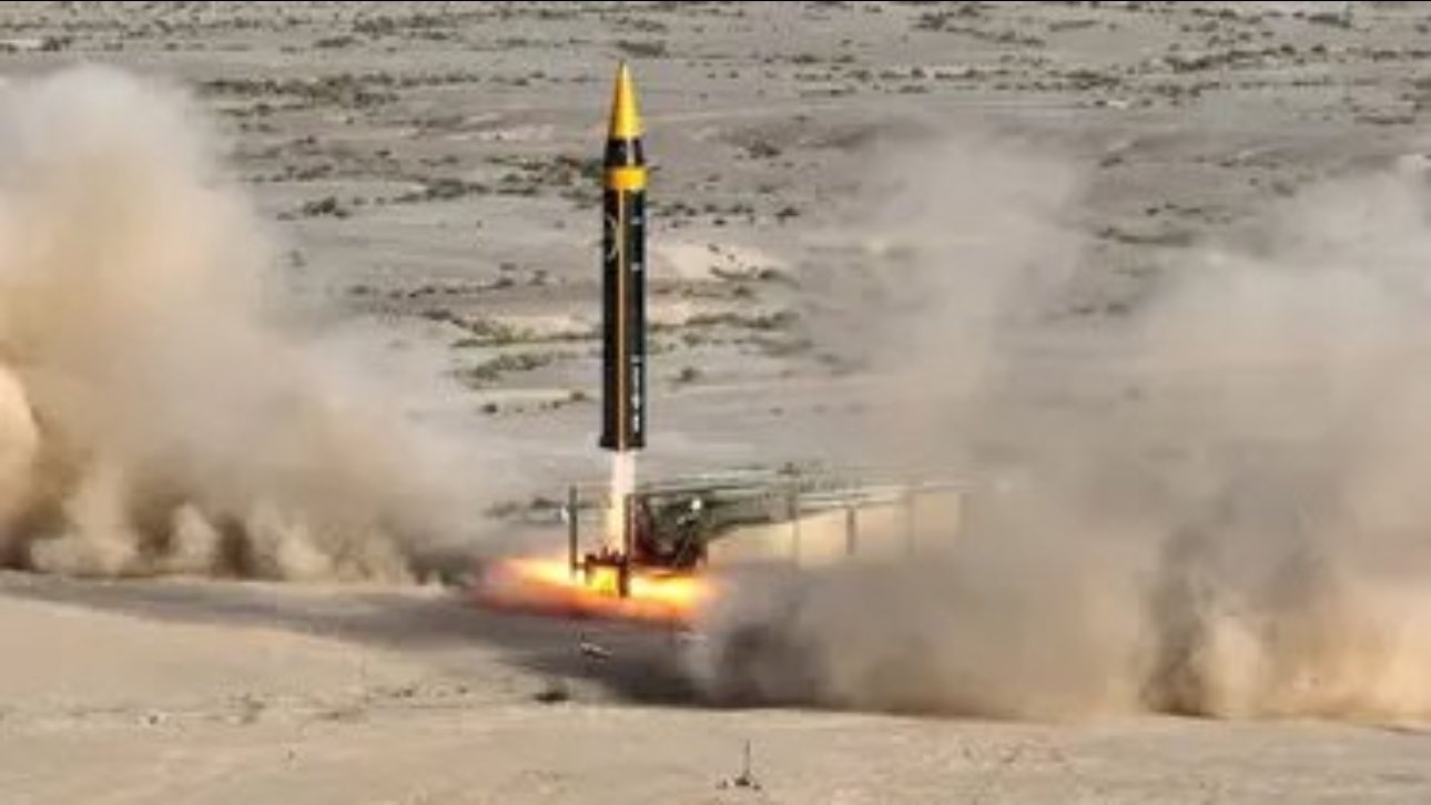 이란 국방부가 2023년 5월 25일(현지시간) 공개한 사진. 북한 무수단 미사일을 본따 만든 신형 탄도미사일 코람샤르-4 미사일이 발사되고 있다.
