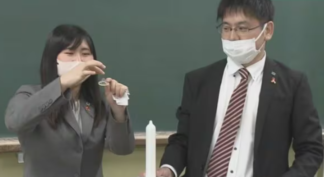 일본의 한 중학교에서 이례적으로 ‘성교육’ 수업을 진행해 콘돔 사용법 등을 가르쳐 화제다. 일본 콘돔 업체 직원이 학생들에게 콘돔 사용법을 알려주는 장면. FNN
