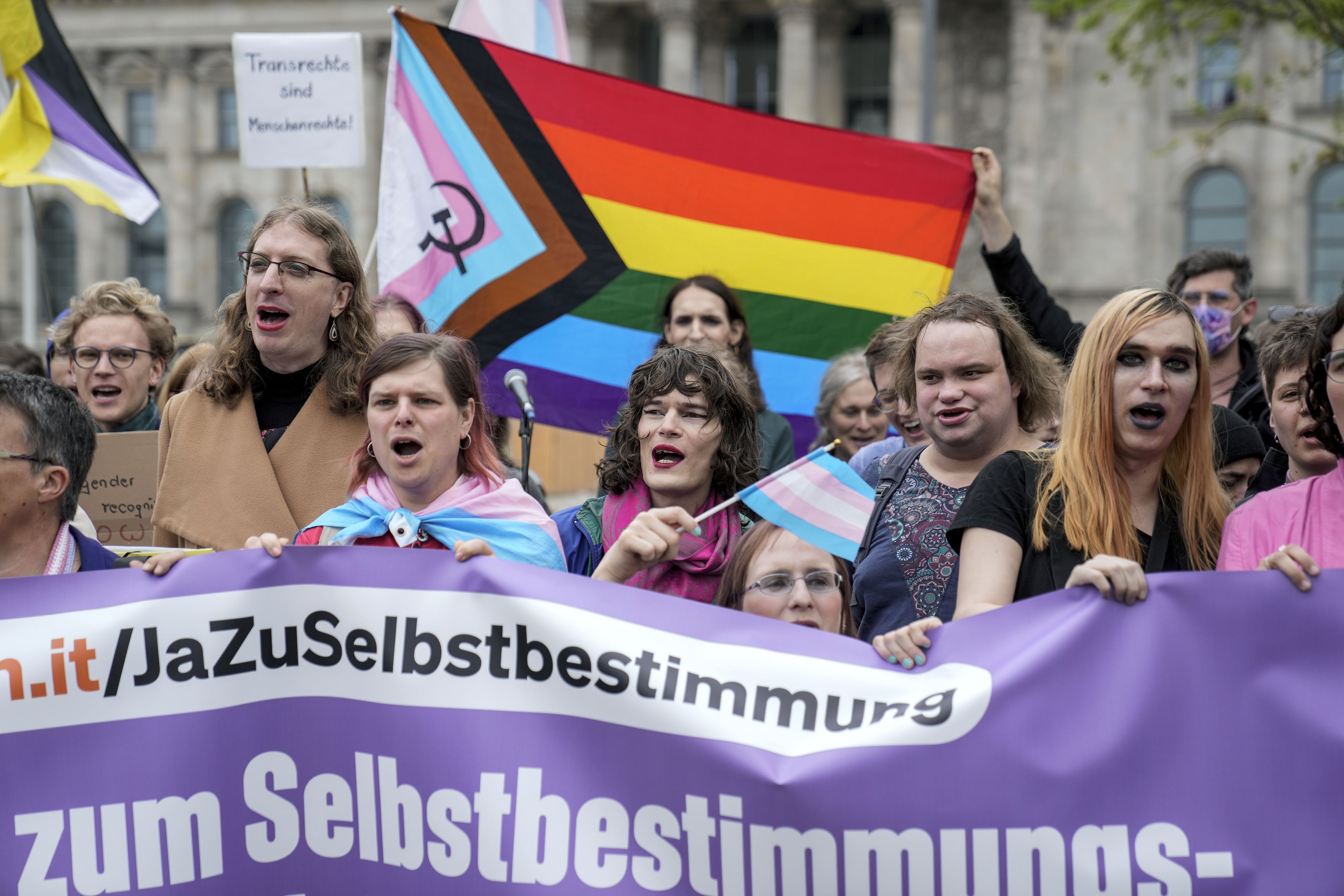 12일(현지시간) 독일 베를린 의회 앞에서 열린 성별등록 자기결정법 통과 촉구 집회. AP 연합뉴스