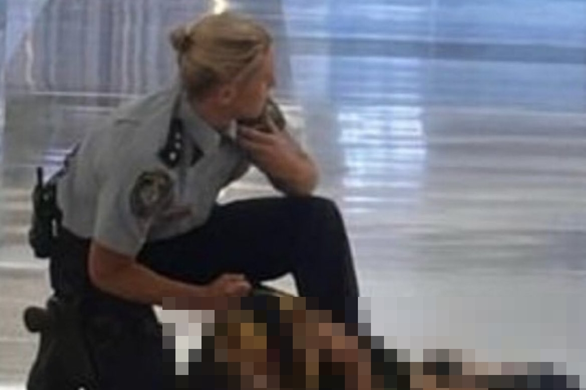 13일(현지시간) 호주 시드니 동부 교외 본다이정션에 있는 웨스트필드 쇼핑센터에서 흉기 난동을 벌인 범인을 경찰이 제압하고 있다.  엑스 캡처