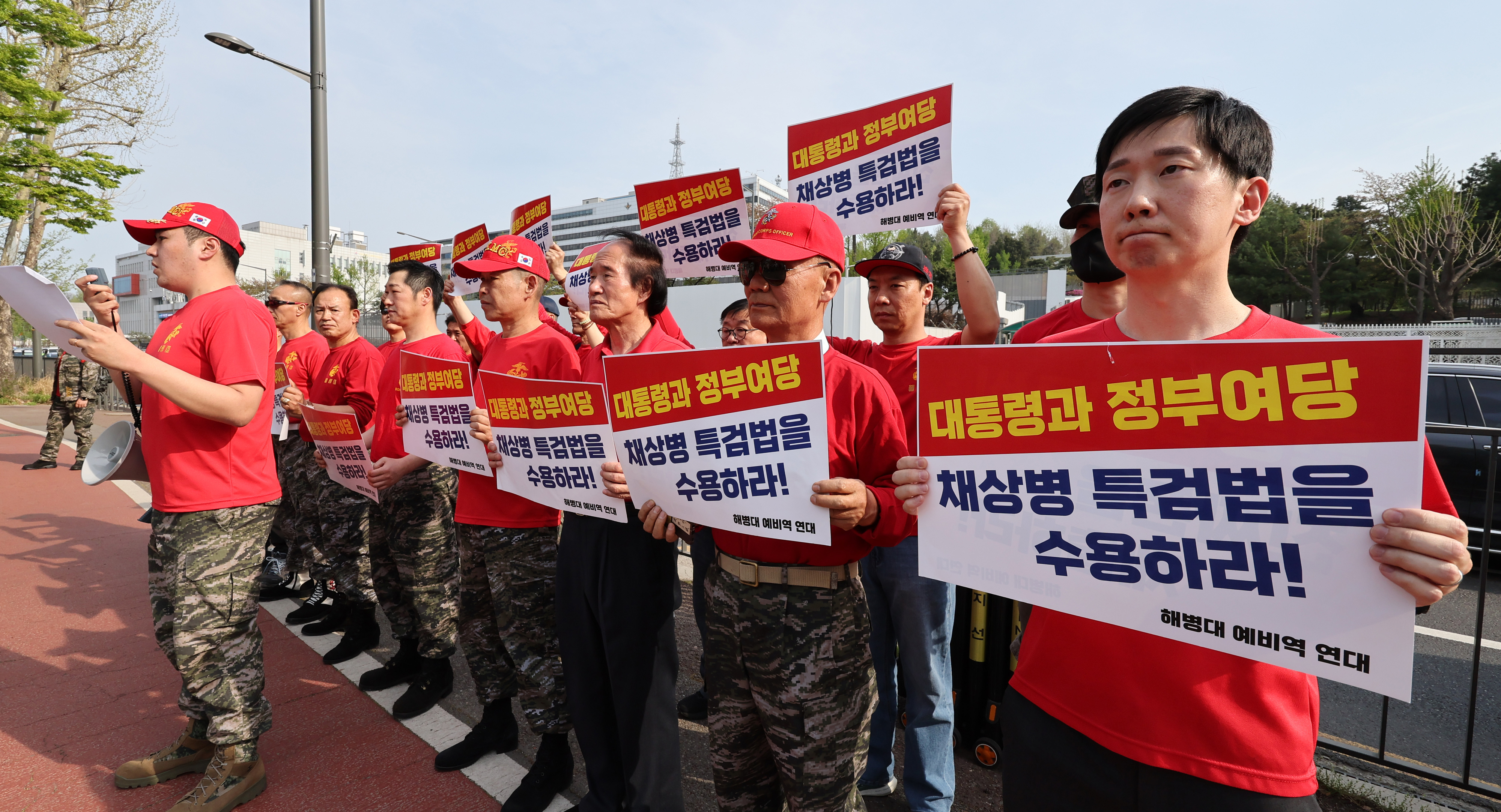 해병대 예비역 연대 관계자들이 14일 오후 서울 용산구 대통령실 앞에서 채상병 특검법 수용 촉구 기자회견을 하고 있다. 2024.4.14 뉴스1