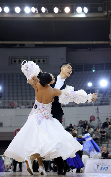14일 오전 서울 송파구 SK핸드볼경기장에서 열린 2024 세계댄스스포츠연맹 월드 오픈에서 참가자들이 경연을 선보이고 있다. 2024.4.14  연합뉴스
