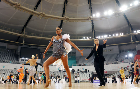 14일 오전 서울 송파구 SK핸드볼경기장에서 열린 2024 세계댄스스포츠연맹 월드 오픈에서 참가자들이 경연을 선보이고 있다. 2024.4.14  연합뉴스