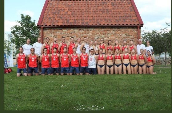 노르웨이 비치핸드볼 여자대표팀이 올린 남성팀과 여성팀의 유니폼. 트위터 캡쳐