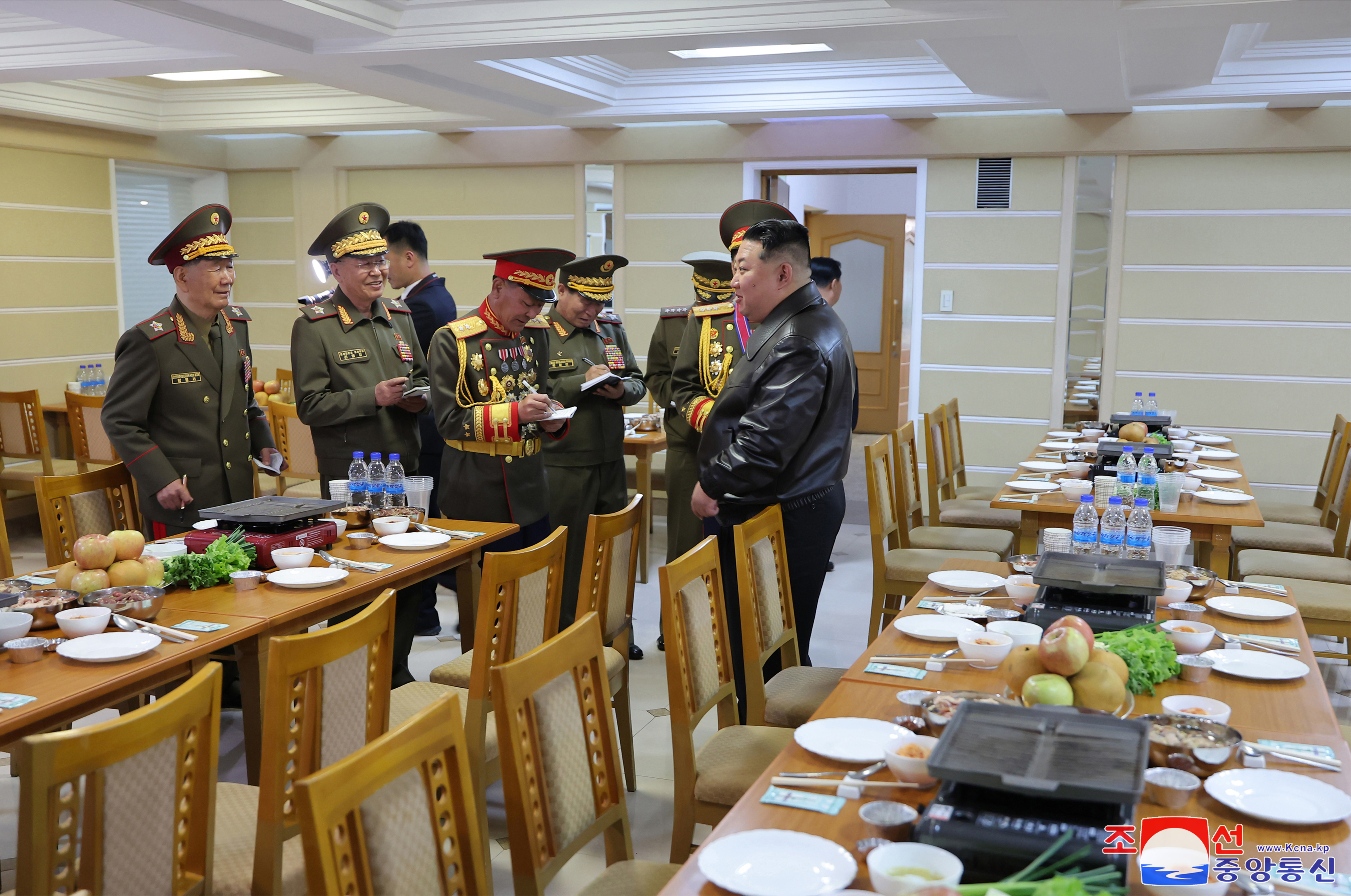 김정은 북한 국무위원장이 지난 10일 최고위급 군지휘관을 양성하는 김정일군정대학을 현지 지도했다고 조선중앙통신이 11일 보도했다. 2024.4.11 평양 조선중앙통신 연합뉴스