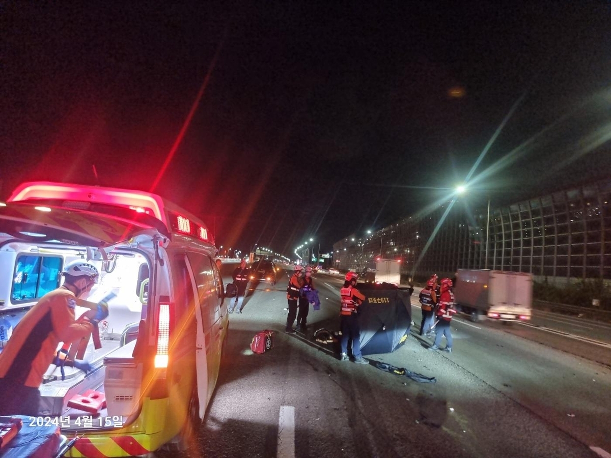 15일 서울 강동구 상일IC 인근 고속도로에서 발생한 교통사고 수습 장면. 연합뉴스