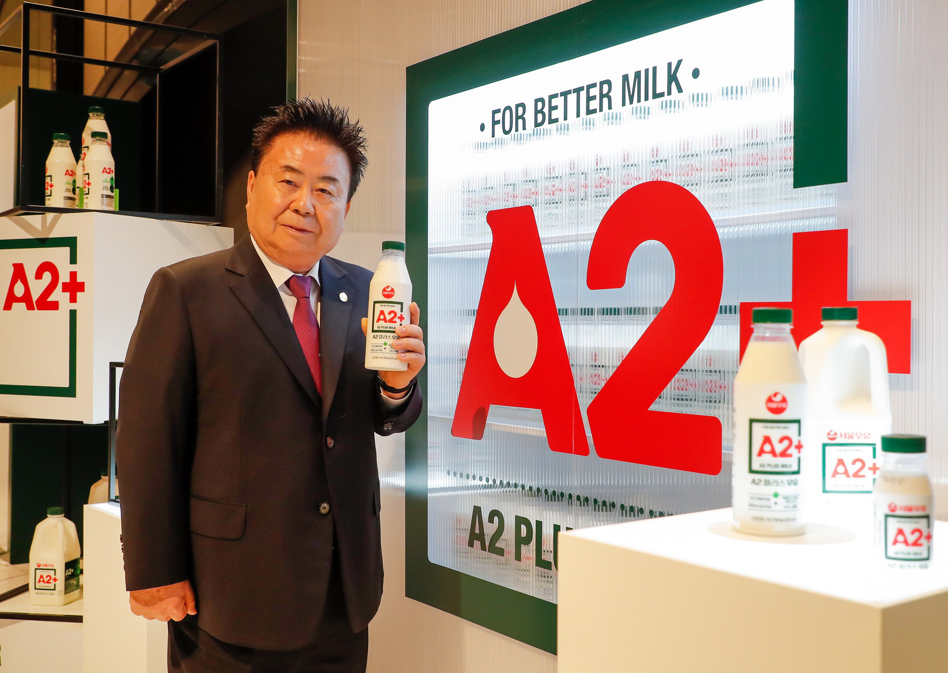15일 서울 용산구 그랜드 하얏트 서울에서 열린 ‘A2+(플러스)’ 우유 출시회에서 서울우유 문진섭 조합장이 새롭게 출시되는 서울우유 ‘A2+(플러스)’ 우유를 선보이고 있다. ‘A2+ 우유’는 A2 전용목장에서 분리∙집유한 100% 국산 A2 우유에 서울우유의 차별화된 핵심 가치인 체세포수 1등급, 세균수 1A 원유를 강조하는 한편 EFL(Extended Fresh Life)공법까지 플러스한 프리미엄 우유다. 2024. 4. 15 서울우유 제공