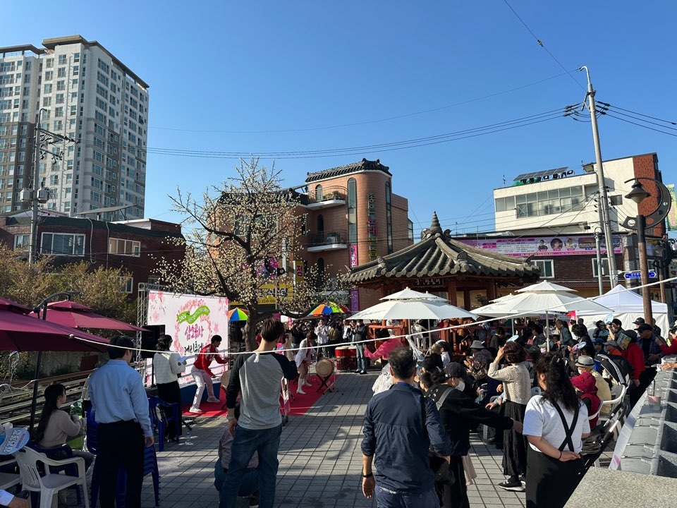 지난 14일 울산 남구 삼호동 삼호곱창거리축제에 참가한 방문객들이 행사를 즐기고 있다. 울산 남구 제공