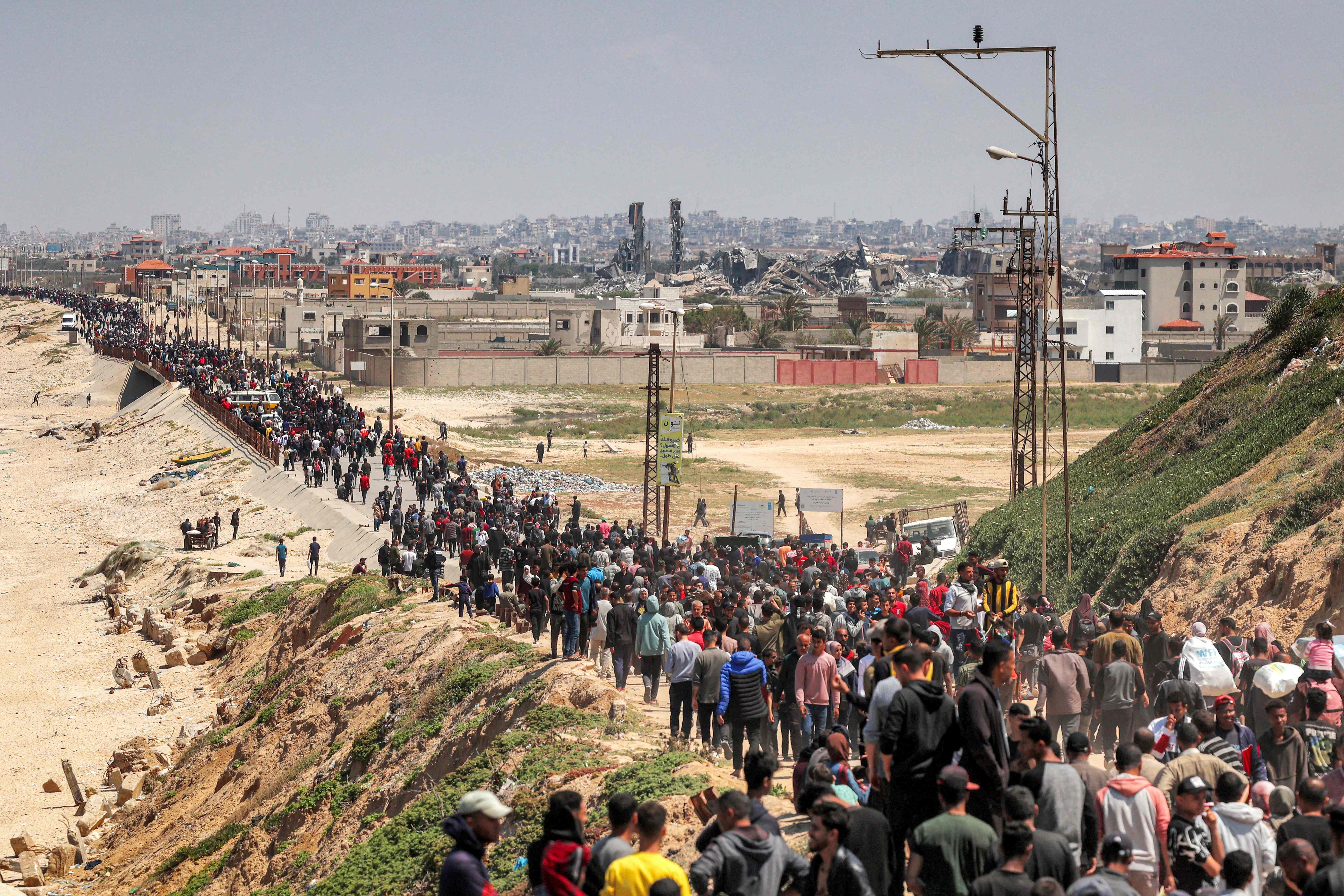 팔레스타인 난민들이 14일(현지시간) 가자지구로 돌아가는 행렬을 이루고 있다. 2024.4.15 AFP 연합뉴스