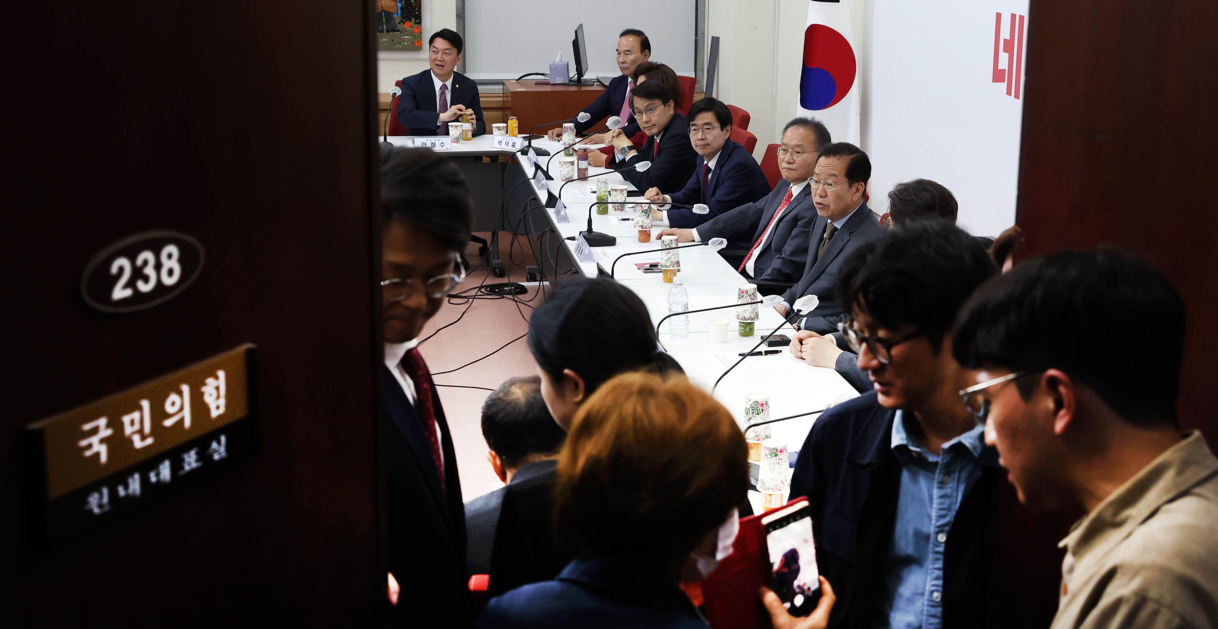 국민의힘 4선 이상 국회의원 당선인 간담회가 15일 오전 서울 여의도 국회 원내대표실에서 열렸다. 윤재옥 국민의힘 원내대표 겸 당 대표 권한대행의 모두발언 후 회의가 비공개로 전환되자 당직자가 원내대표실의 문을 닫고 있다. 2024.4.15 오장환 기자