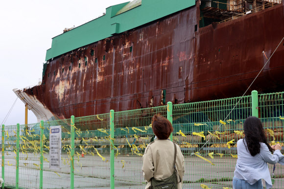 세월호 참사 10주기를 하루 앞둔 15일 전남 목포신항에서 추모객들이 거치된 세월호 선체를 바라보고 있다. 2024.4.15 연합뉴스