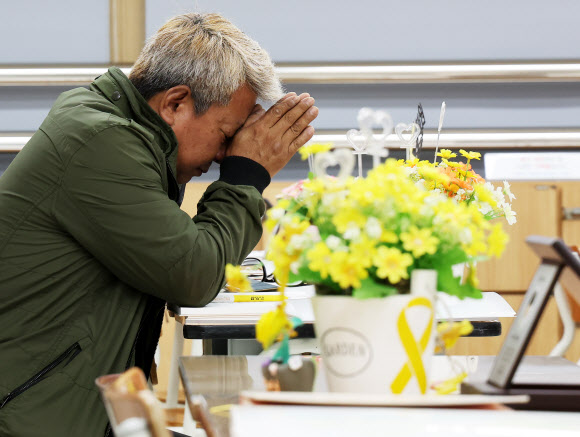 세월호 참사 10주기를 하루 앞둔 15일 오전 경기도 안산시 단원고 4.16기억교실을 찾은 시민이 기도하고 있다. 2024.4.15 연합뉴스