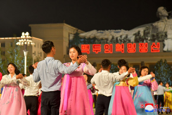 북한은 지난 14일 평양 김일성광장에서 김일성 주석 생일 112주년 기념 청년학생들의 야회 및 축포발사가 열렸다고 조선중앙통신이 15일 보도했다. 2024.4.15. 평양 조선중앙통신·연합뉴스