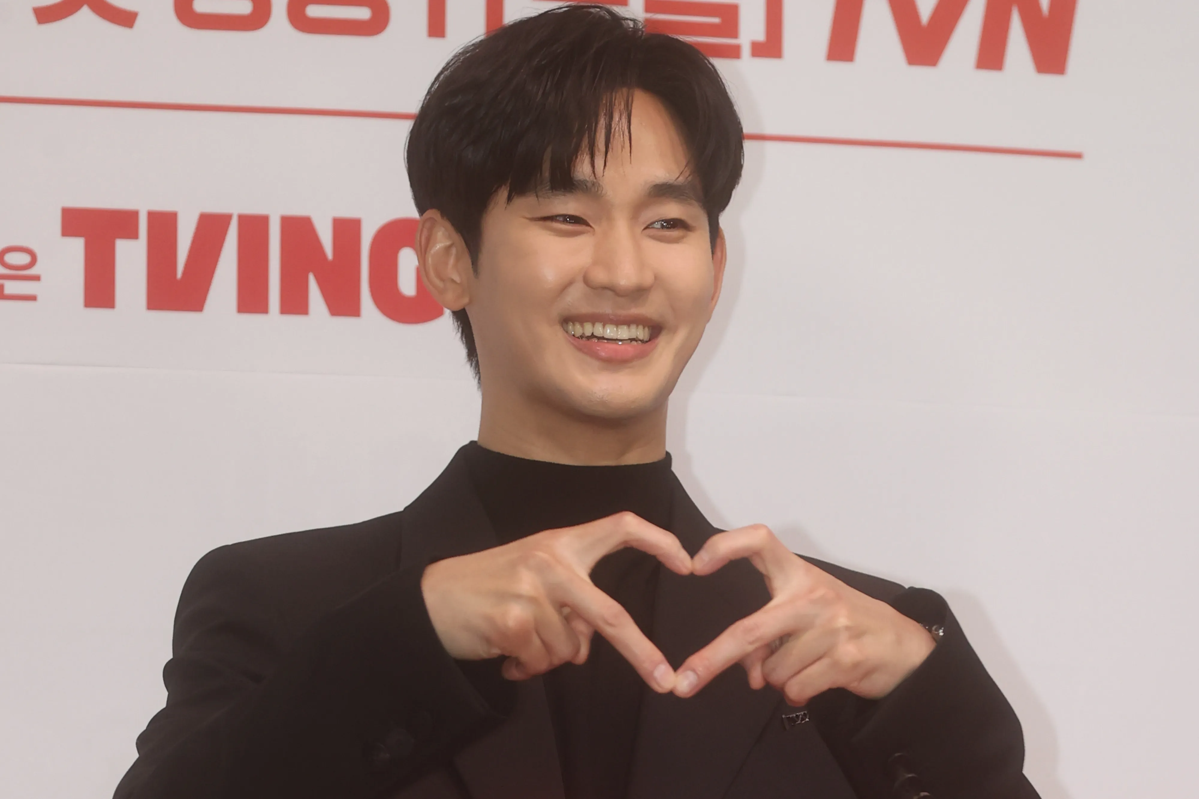 김수현 ‘눈물의 여왕’으로 드라마 복귀  배우 김수현이 7일 서울 구로구 라마다서울신도림호텔에서 열린 드라마 ‘눈물의 여왕’ 제작발표회에서 포즈를 취하고 있다. 2024.3.7 연합뉴스