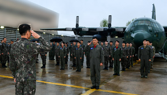 공군은 오는 19일부터 내달 10일까지 UAE 알 다프라 공군기지에서 실시하는 ‘2024 데저트 플래그’ 훈련에 참가한다고 16일 밝혔다. 이날 서울기지에서 훈련 참가 요원들이 이현희 공군 제15특수임무비행단장(준장)에게 출정 신고를 하고 있다. 2024.4.16  공군 제공
