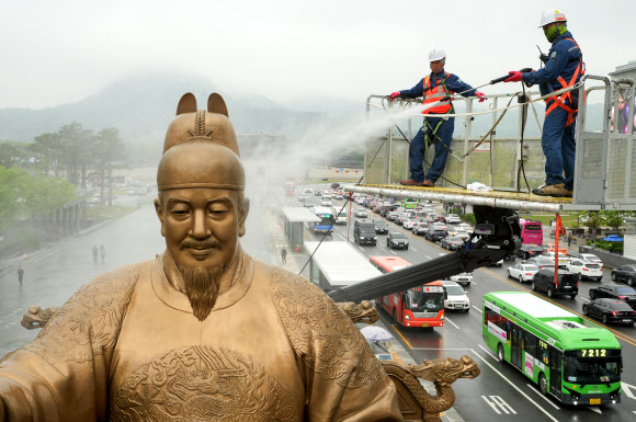 16일 오전 서울 광화문광장에서 서울시 관계자들이 세종대왕 동상을 세척하고 있다. 2024.4.16  공동취재
