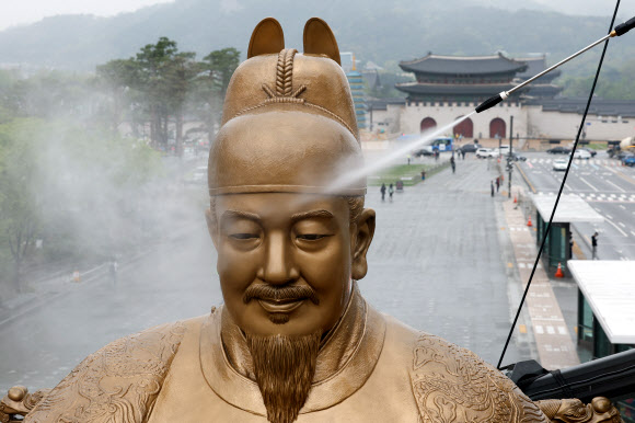 16일 오전 서울 광화문광장에서 서울시 관계자들이 세종대왕 동상을 세척하고 있다. 2024.4.16  공동취재