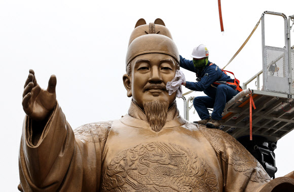 16일 오전 서울 광화문광장에서 서울시 관계자들이 세종대왕 동상을 세척하고 있다. 2024.4.16  연합뉴스