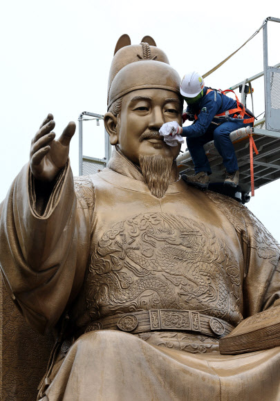 16일 오전 서울 광화문광장에서 서울시 관계자들이 세종대왕 동상을 세척하고 있다. 2024.4.16  연합뉴스