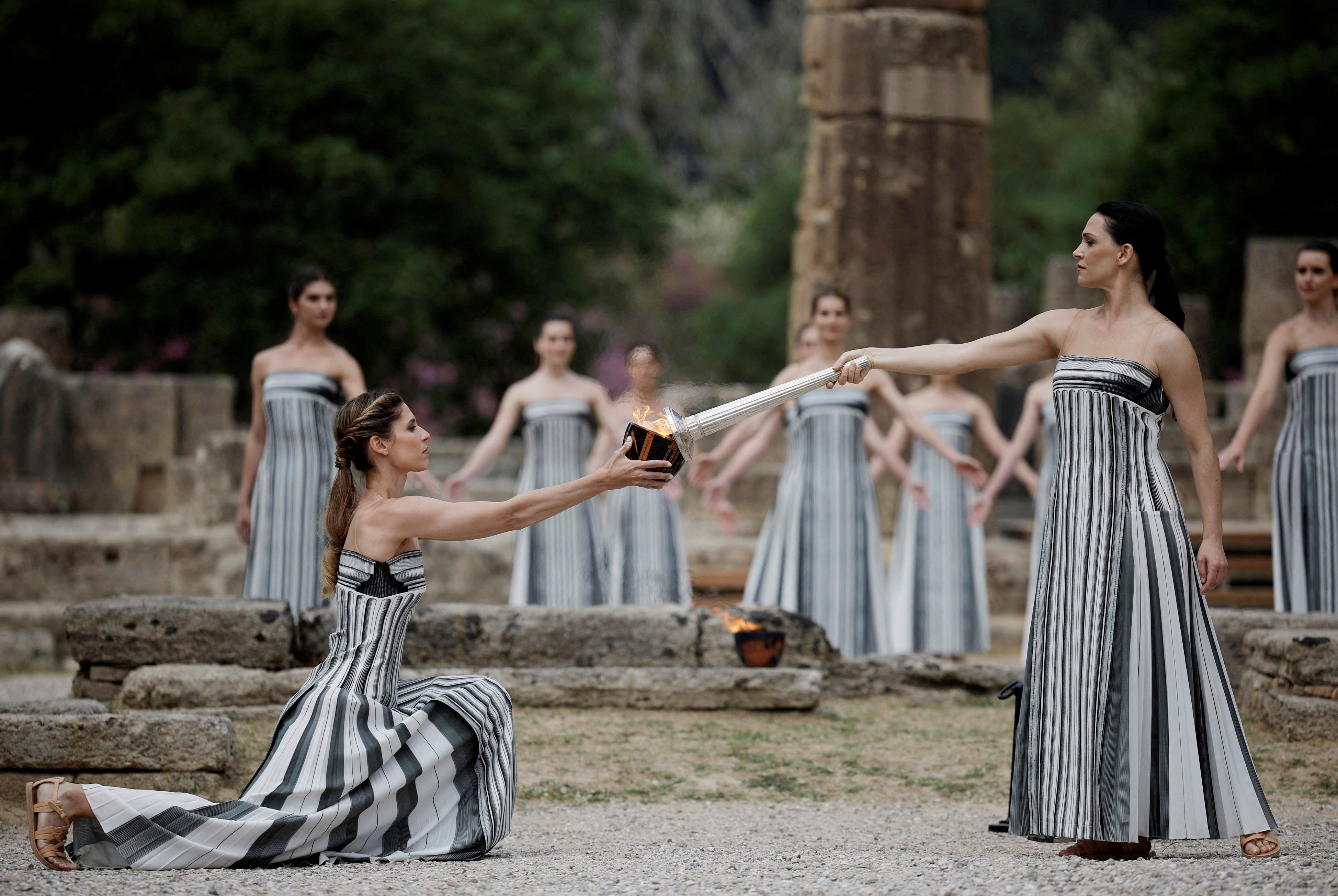 16일 고대 올림픽 발상지인 그리스 올림피아의 헤라 신전에서 채회된 파리올림픽 성화. 로이터 연합뉴스