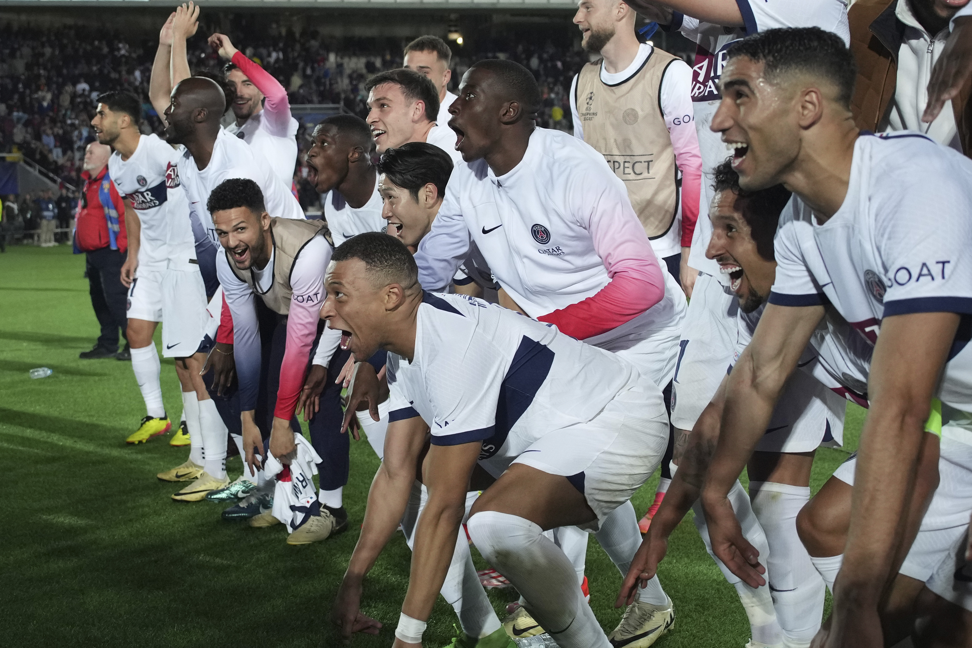 이강인(가운데)을 비롯한 파리 생제르맹(PSG) 선수들이 17일 스페인 바르셀로나의 에스타디 올림픽 류이스 콤파니스에서 열린 2023~24 유럽축구연맹(UEFA) 챔피언스리그(ULC) 8강 2차전 바르셀로나(스페인)와의 경기에 승리한 4강 진출을 자축하고 있다.  바르셀로나 AP 뉴시스