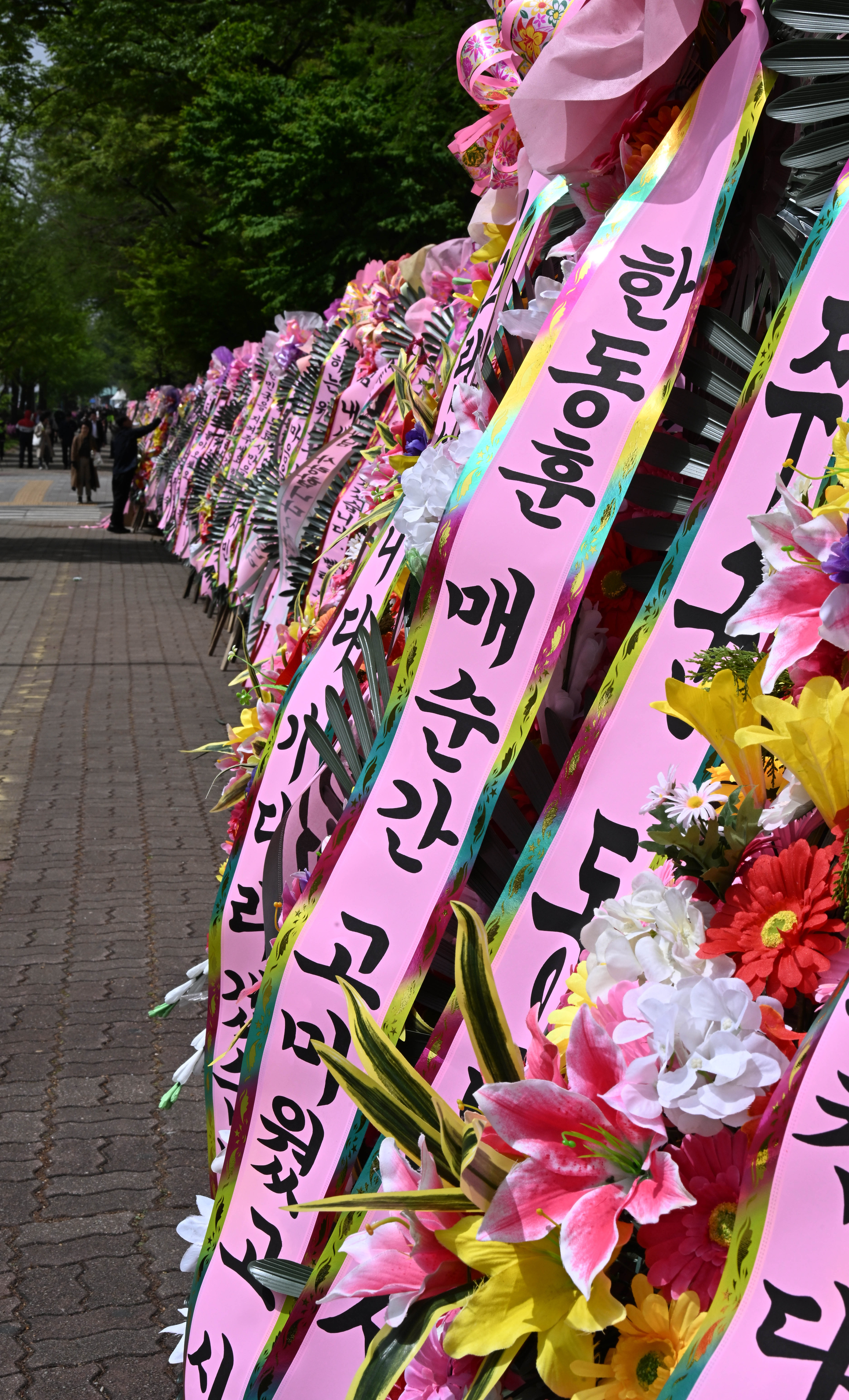 17일 오전 서울 여의도 국회 헌정문 앞에 한동훈 국민의힘 전 비상대책위원장을 응원하는 문구가 적힌 화환이 나란히 놓여 있다. 2024.4.17.안주영 전문기자