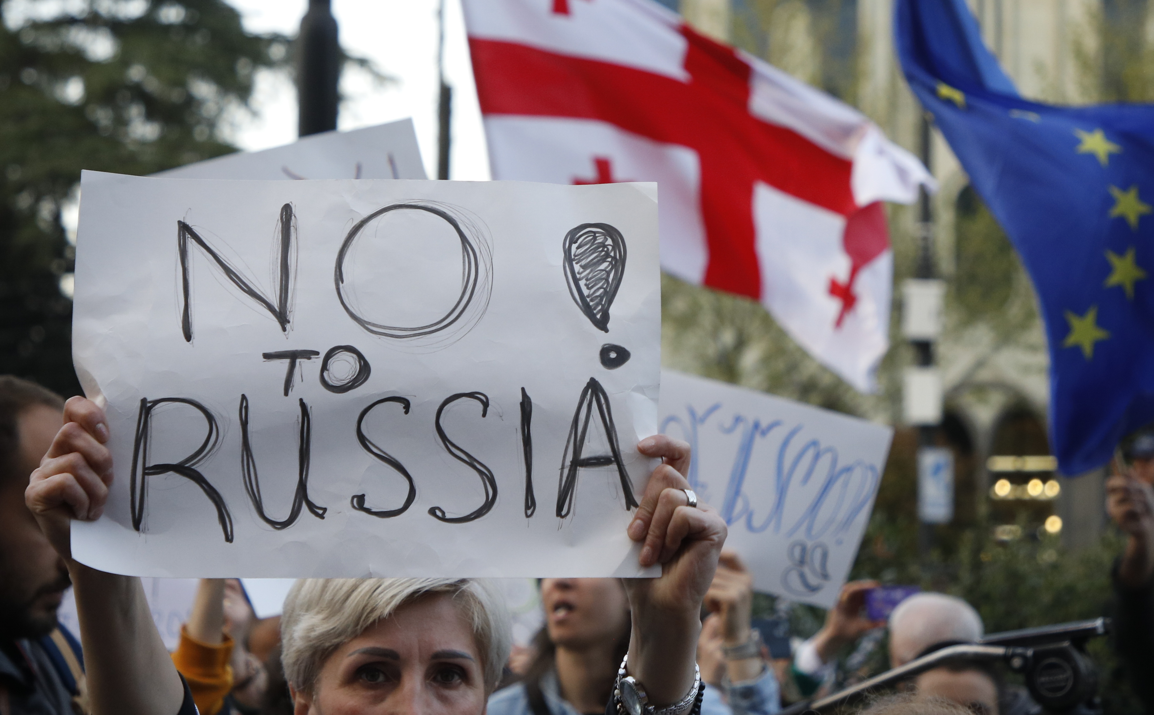 조지아 야당 지지자들이 15일 의회 근처에서 외국대행기관법안에 반대하는 시위를 벌이고 있다. 2024.4.15 트빌리시 EPA 연합뉴스
