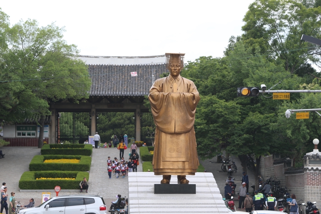 대구 달성공원 앞에 세운 순종 동상. 대구 중구 제공