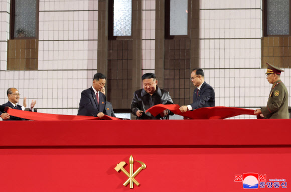 북한 화성지구 1만가구 추가로 생겨…김정은, 준공식 참석