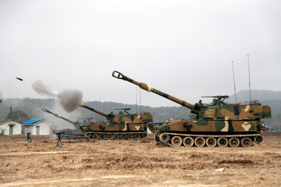 사격하는 K55A1 자주포