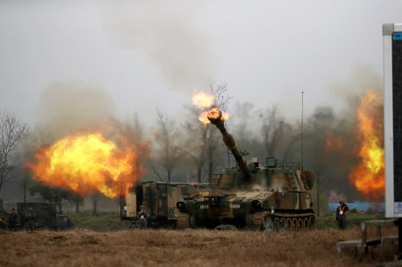 ‘막강화력’ 불꽃 내뿜는 K55A1 자주포