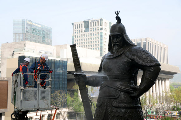 17일 오전 서울 광화문광장에서 서울시 관계자들이 이순신 장군 동상을 세척하고 있다. 2024.4.17. 공동취재