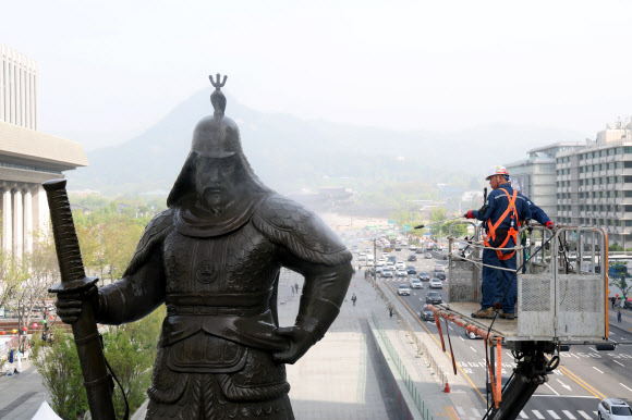 17일 오전 서울 광화문광장에서 서울시 관계자들이 이순신 장군 동상을 세척하고 있다. 2024.4.17. 공동취재