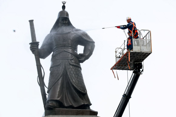 17일 오전 서울 광화문광장에서 서울시 관계자들이 이순신 장군 동상을 세척하고 있다. 2024.4.17 연합뉴스