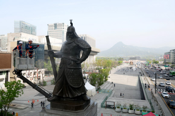 17일 오전 서울 광화문광장에서 서울시 관계자들이 이순신 장군 동상을 세척하고 있다. 2024.4.17. 공동취재