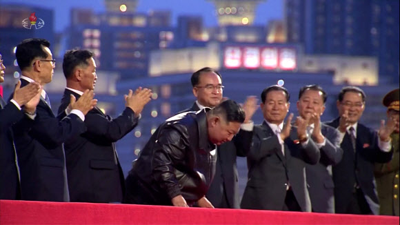 평양 주민들에게 고개 숙여 인사하는 김정은