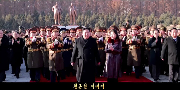 북한 조선중앙TV가 김정은 국무위원장을 찬양하는 뮤직비디오 형태의 새 선전가요 ‘친근한 어버이’를 17일 공개했다. 가수 김류경이 노래를 부르며 가사는 김 위원장을 ‘위대한 령도자’와 ‘친근한 어버이’로 묘사하면서 인민이 한마음으로 그를 신뢰하고 따름을 강조하고 있다. 2024.4.17  조선중앙TV 화면·연합뉴스