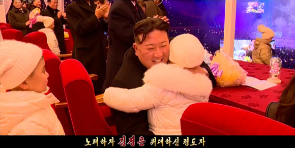 북한 조선중앙TV가 김정은 국무위원장을 찬양하는 뮤직비디오 형태의 새 선전가요 ‘친근한 어버이’를 17일 공개했다. 가수 김류경이 노래를 부르며 가사는 김 위원장을 ‘위대한 령도자’와 ‘친근한 어버이’로 묘사하면서 인민이 한마음으로 그를 신뢰하고 따름을 강조하고 있다. 2024.4.17. 조선중앙TV 화면·연합뉴스