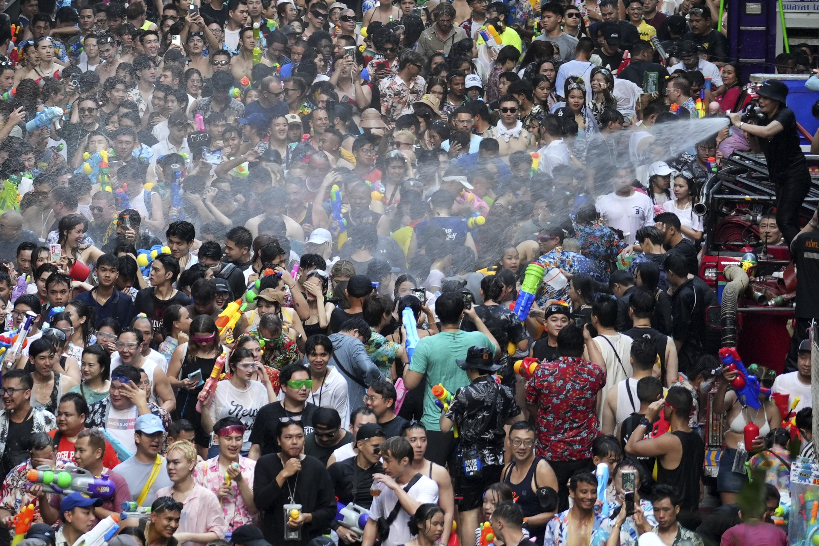 지난 13일 태국 방콕에서 열린 송끄란 축제 현장. AP 연합뉴스