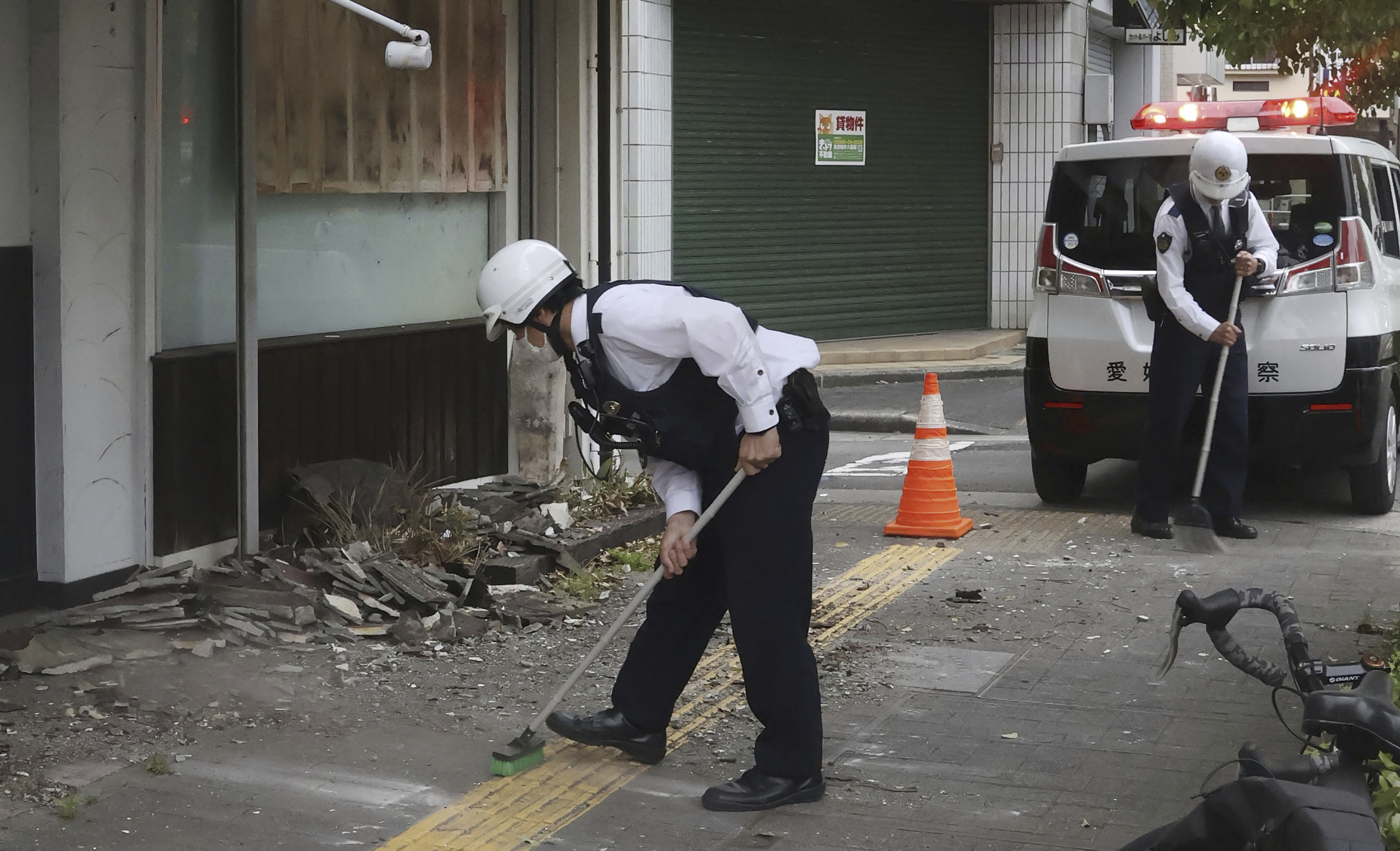 지진 파편 치우는 일본 경찰관들
