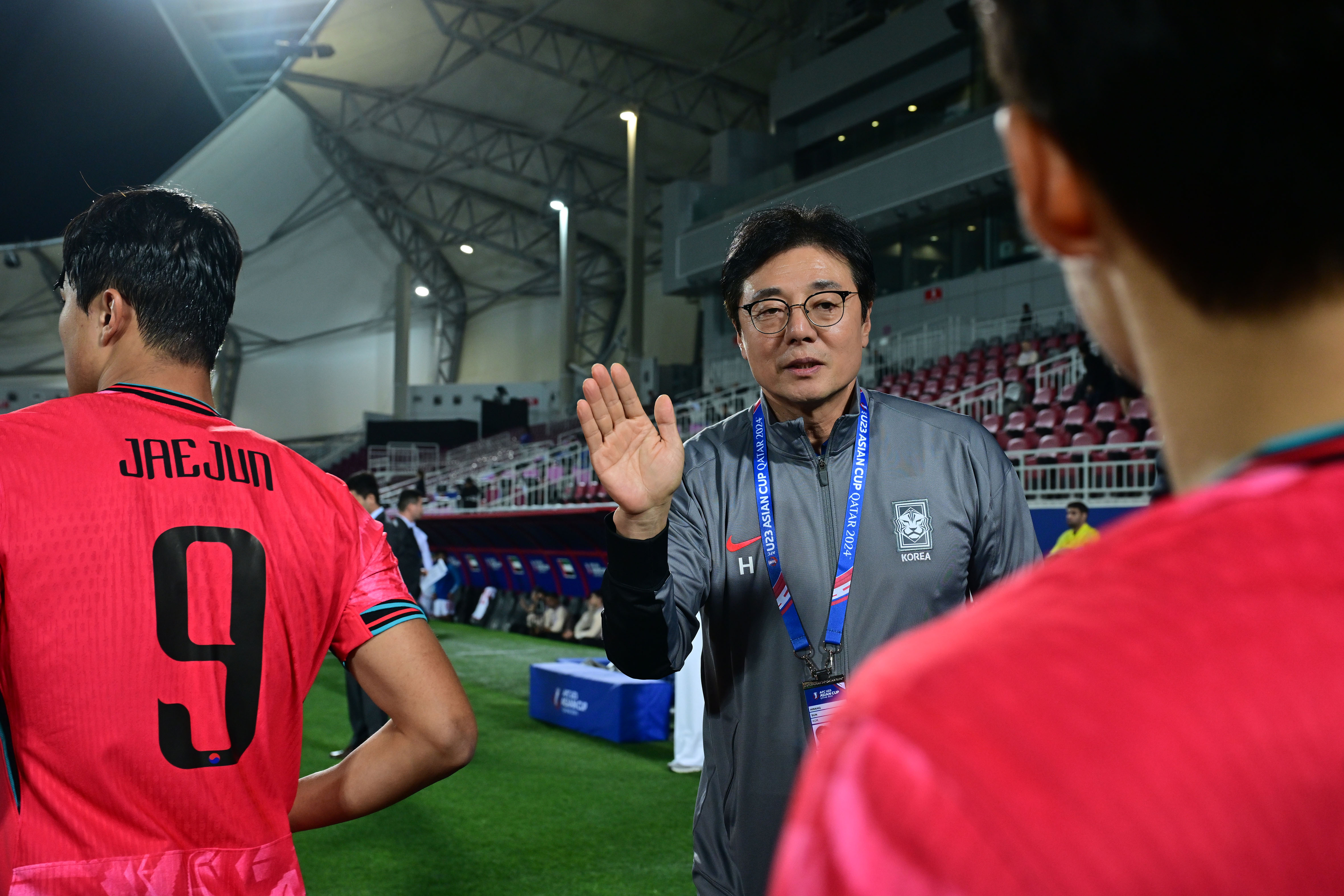 황선홍 한국 남자축구 23세 이하 대표팀 감독이 17일 카타르 도하 압둘라 빈 칼리파 스타디움에서 열린 2024 아시아축구연맹(AFC) U23 아시안컵 조별리그 1차전에서 아랍에미리트(UAE)를 1-0으로 꺾고 선수들과 하이파이브하고 있다. 대한축구협회 제공