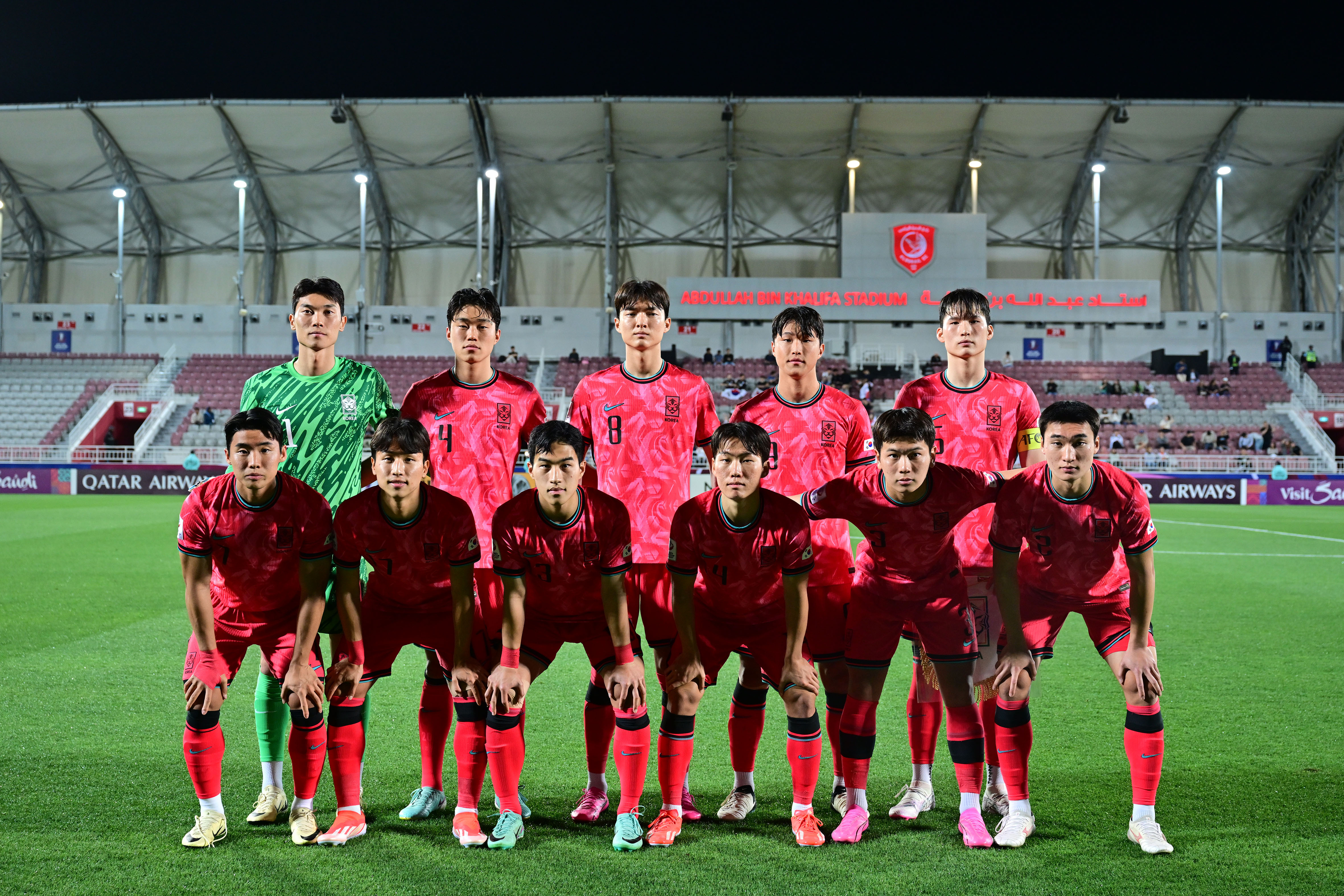 한국 남자축구 23세 이하 대표팀이 17일 카타르 도하 압둘라 빈 칼리파 스타디움에서 열린 2024 아시아축구연맹(AFC) U23 아시안컵 아랍에미리트(UAE)와의 조별리그 1차전을 앞두고 결의를 다지고 있다. 대한축구협회 제공