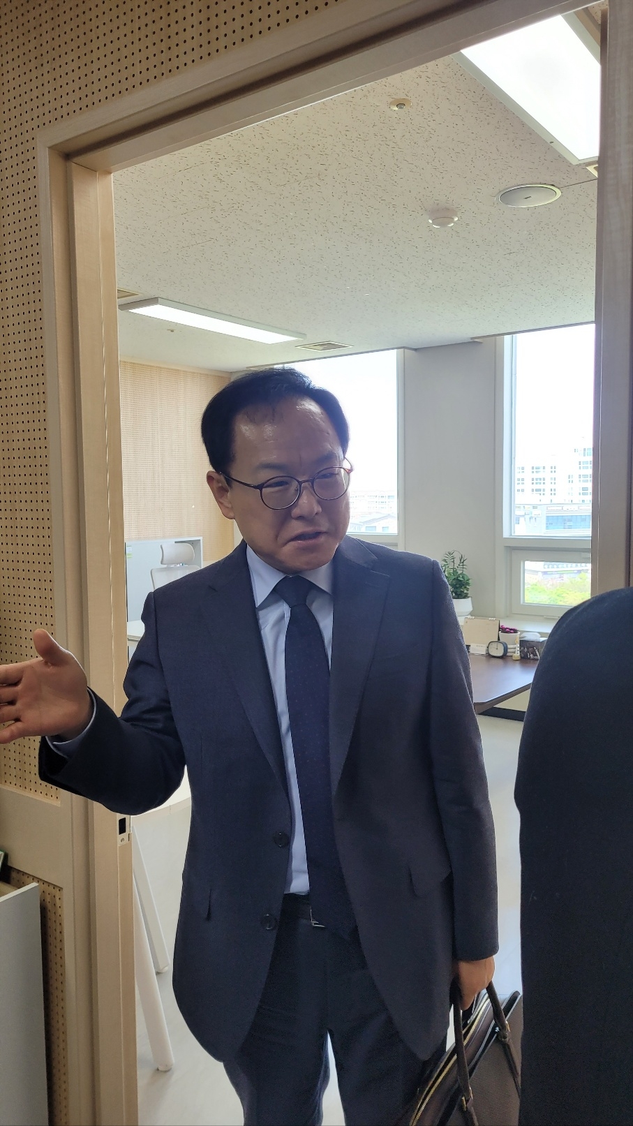 김승호 인사혁신처장이 18일 제주지방합동청사에 지난 1월 개소한 제주 마음건강센터를 돌아보며 필요성을 언급하고 있다.