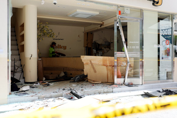 18일 오후 광주 동구 대인동 한 상가 1층 건물의 카페 내부로 승용차가 돌진해 파편이 나뒹굴고 있다. 2024.4.18  연합뉴스